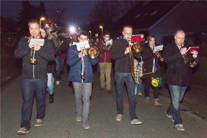 Musik und schöne Melodien begleiten den stimmungsvollen Markt.