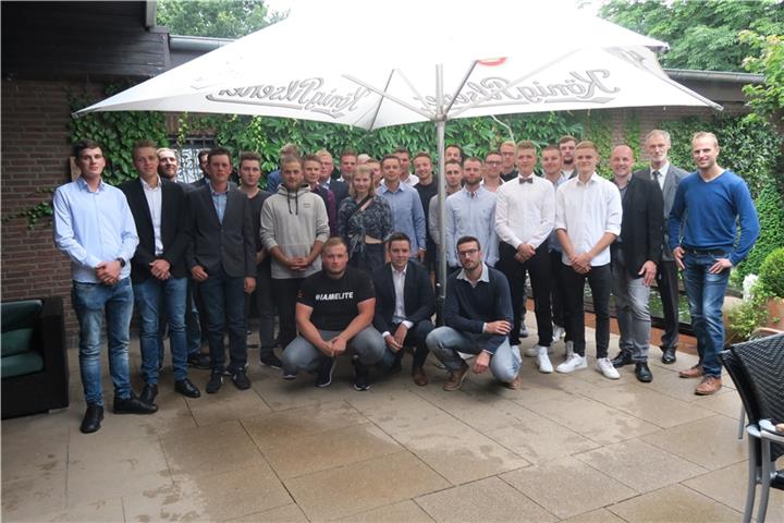 Nach der Feier stellten sich die Absolventen zum Foto auf.