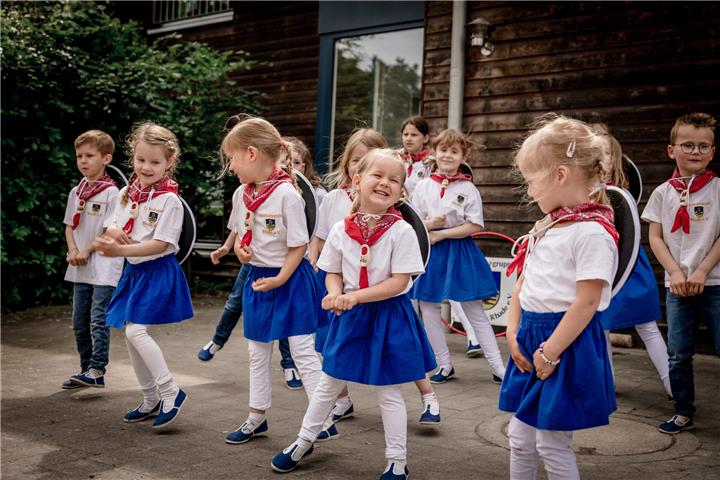 Nachmittags tritt die Kindertanzgruppe des Heimatvereins am Heimathof auf.