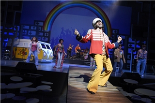 Neu sind erste eigene Produktionen: Die Musical-Revue „Yesterdate – Ein Rendezvous mit den 60ern“ ruft die Swinging Sixties in Erinnerung.