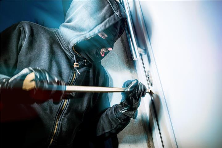 Nicht so lange warten bis es zu spät ist: Wer Fenster und Türen nachrüstet, erhöht die Sicherheit deutlich. Foto: AA+W - stock.adobe.com