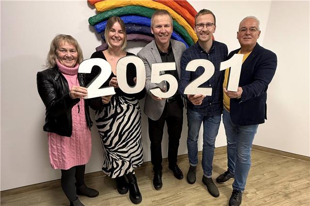 Nikolaus Manfred Lütjann (m.) übergab die Spendensumme in Höhe von 20.521 Euro zusammen mit seiner Frau (l.) und seinen Knechten Ruprecht.