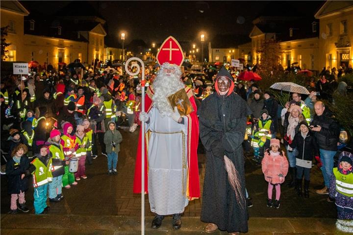 Nikolaus und Knecht Ruprecht sind bei den großen Nikolausumzügen in Velen und Ramsdorf dabei.
