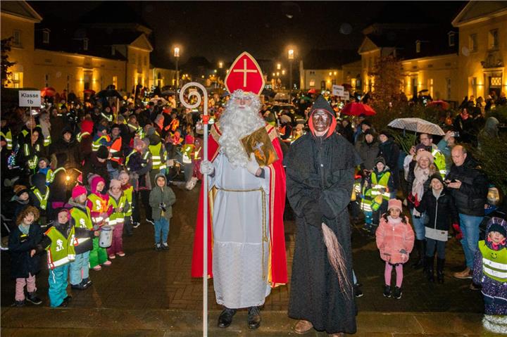 Nikolaus und Knecht Ruprecht sind bei den großen Nikolausumzügen dabei.