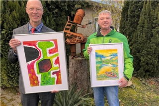 Norbert Rolfes (l.) und Berthold Brockmann stellen ihre Arbeiten gemeinsam in Nanes Malkästchen aus. Foto: hie