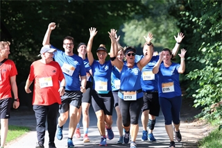 Ob Laufschritt, Walken, Spazieren oder mit dem Rollstuhl: Beim 24-Stunden-Lauf zählt jede Runde.