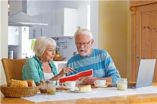 Ob die Rente im Alter ausreicht, ist auch eine Frage der guten Vorbereitung. Foto: djd/Geld und Haushalt/Thomas Gasparini