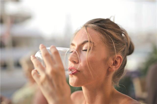 Ob im Büro, beim Sport oder zu Hause: Regelmäßiges Trinken gehört zu einem gesunden Lebensstil. Foto: pexels.com/akz-o