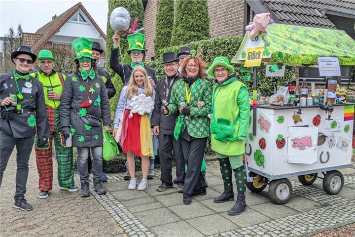 Originelle Motivwagen, bunt kostümierte Fußgruppen und Musikkapellen machen Velens Innenstadt am Rosenmontag zur Karnevalshochburg.