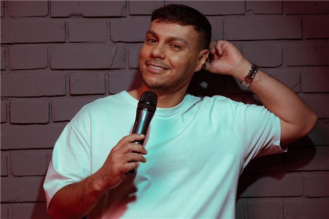 Osan Yaran nimmt den ganz normalen Alltagswahnsinn auseinander. Foto: Leon Fuelberg