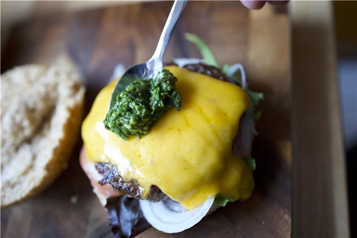 Pesto sorgt für eine interessante Note.