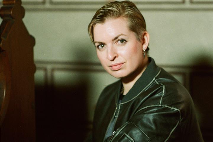 Pfarrerin, Autorin und Journalistin Maike Schöfer. © Bahar Kaygusuz