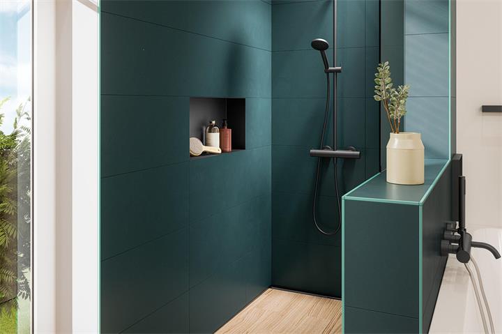 Praktische Elemente sorgen für ausreichend Ablagemöglichkeiten und setzen optische Akzente, beispielsweise in der Wand im Duschbereich. Foto: HLC/Schlüter-Systems