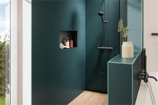 Praktische Elemente sorgen für ausreichend Ablagemöglichkeiten und setzen optische Akzente, beispielsweise in der Wand im Duschbereich. Foto: HLC/Schlüter-Systems