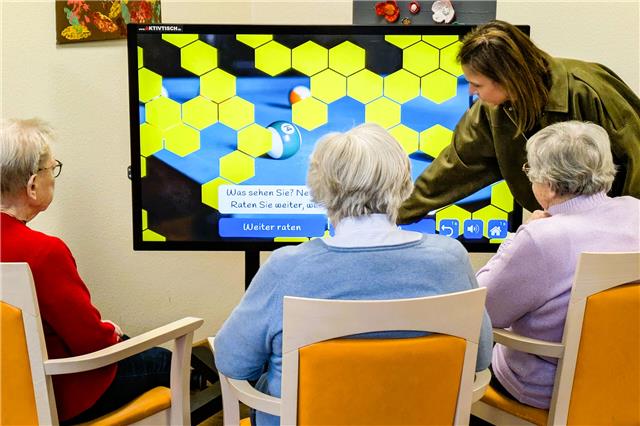 Rätselspaß, kreative Spiele, Erinnerungsarbeit sowie gezielte Bewegungs- und Fitnessprogramme für Senioren sind am Aktivtisch möglich.