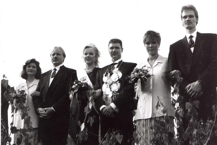Stilles Gedenken: Schützenverein St. Michael Marbeck erinnert an die Opfer von Krieg und Gewalt Ralf Lütkenhorst und Claudia Wienecke regierten vor 25 Jahren. Ehrenpaare waren Bärbel Wilting und Hannes Klöpper (links) sowie Beate Schroer und Frank Ebbing.