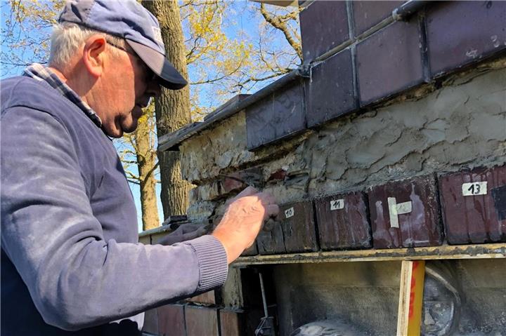 Restaurator Klemens Osterholt hat abgefallene und gerissene Fliesen ersetzt und die Fugen erneuert.