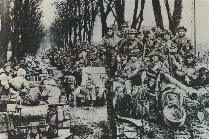 Rheinland-Offensive_Britische und kanadische Truppen auf dem Weg von Nijmegen nach Kranenburg 