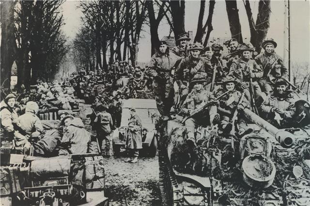 Rheinland-Offensive_Britische und kanadische Truppen auf dem Weg von Nijmegen nach Kranenburg 