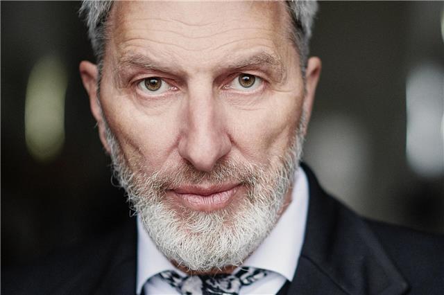 Rufus Beck schlüpft in zahlreiche Rollen.