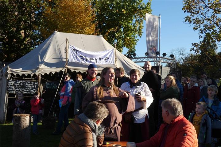 Rund 20 Stände sorgen am Samstag und Sonntag für das richtige Mittelalter-Feeling rund um die Burg Oeding.
