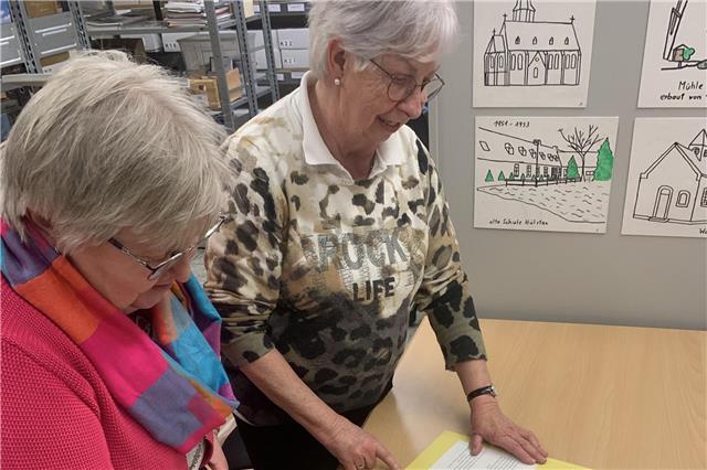 Rund 750 historische Porträtfotos haben die Ehrenamtlichen des Heimatarchivs ausgedruckt, zugeschnitten und an Stellwänden angebracht.