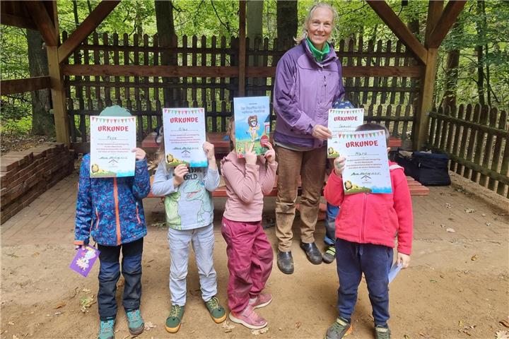 Samuel, Pepe, Ilias und Maro haben erfolgreich das Heldentraining absolviert. „Die Waldmäuse“ bedanken sich bei Familie Thonemann für die tolle Spende.