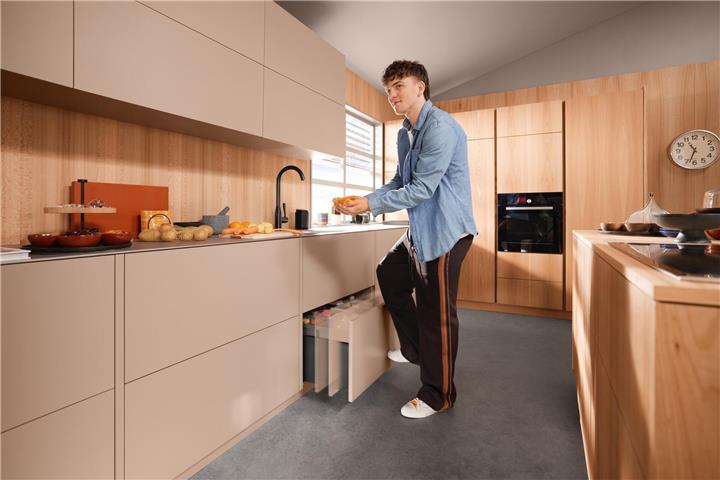 Sanftes Antippen mit der Fußspitze genügt und das Abfallsammelsystem kommt dank elektronischer Öffnungsunterstützung von selbst entgegen.