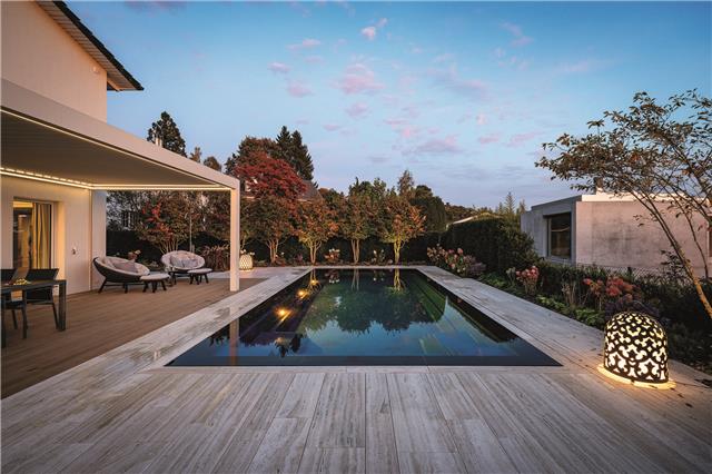 Schöner Pool – inklusive schöner Sitzplätze für die Kinderaufsicht. Foto: Vita Bad/akz-o