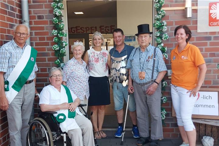 „Schützenkönig“ Franz Schrieverhoff (2.v.r) und Königin Margit Vehof (3.v.l.) mit „Gefolge“.