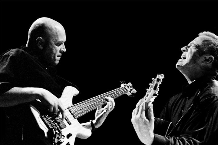 Seit 1980 spielt sich das Musikduo „Kruse und Blanke“ in die Herzen ihres Publikums.