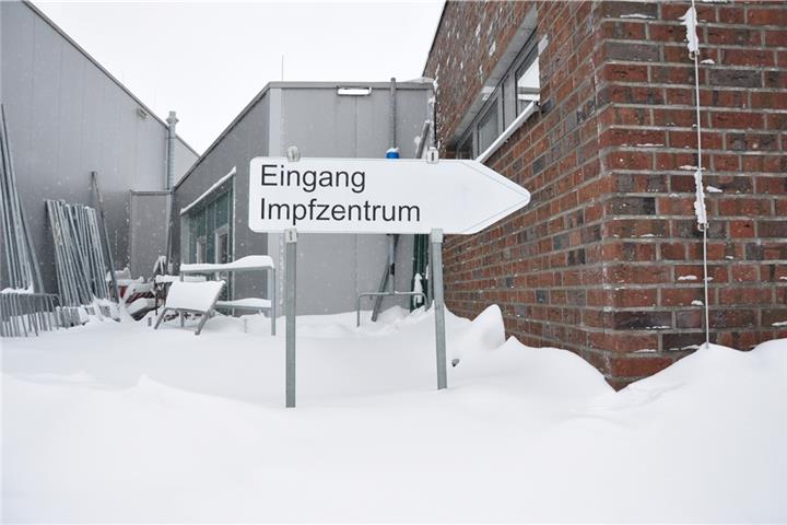 Seit Montag endlich geöffnet: Das Impfzentrum des Kreis Borken unweit der B525 zwischen Gescher und Velen.