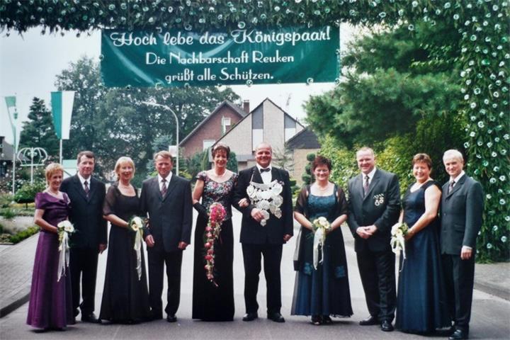 Silberjubiläum: Der stolze Thron von 2001 mit dem Königspaar Josef Tenbrake und Martha Emmerich.