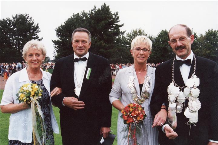 Silberthron:Im Jahr 2001 konnten König Johannes Lensing und seine Königin Anne Endersch ihre Regentschaft über das Heidener Schützenvolk genießen.