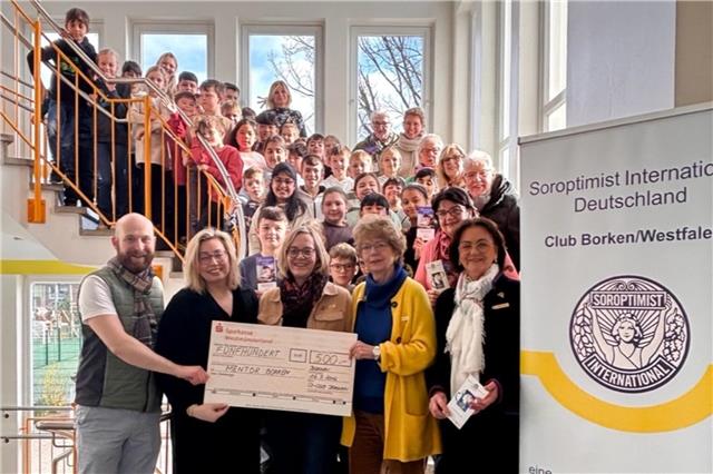 Soroptimistinnen unterstützen den Lesepatenverein Mentor Borken. Foto: Remigius Bücherei