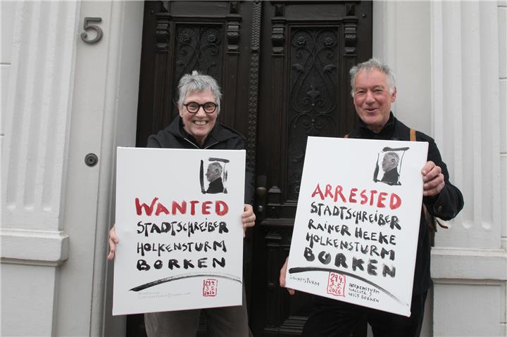 Stadtschreiber gefunden: Rainer Heeke (mit Mechthild Holzschneider). Foto: Lisa Kannenbrock