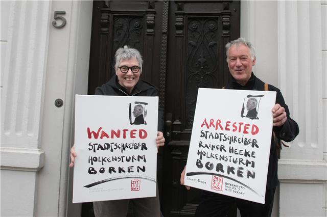 Stadtschreiber gefunden: Rainer Heeke (mit Mechthild Holzschneider). Foto: Lisa Kannenbrock