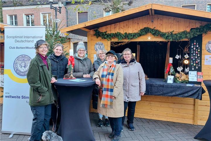 Stand auf dem Weihnachtsmarkt Borken: Die Soroptimistinnen laden herzlich ein, vorbeizuschauen, die Atmosphäre zu genießen und Gutes zu tun.