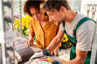 Start in die Gartensaison: Torffreie Erde eignet sich für alle Gartenvorhaben, angefangen bei der Jungpflanzenanzucht. Foto: djd/FNR/Dario Ronge
