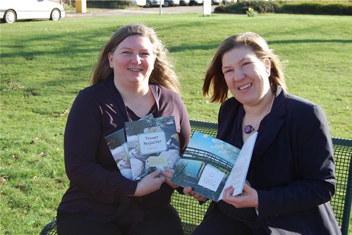 Steffi Curuvija und Nicole Baden präsentieren den Trauerbegleiter für Eltern, den sie gemeinsam erarbeitet haben. Foto: Juliane Büker/Caritas Münster