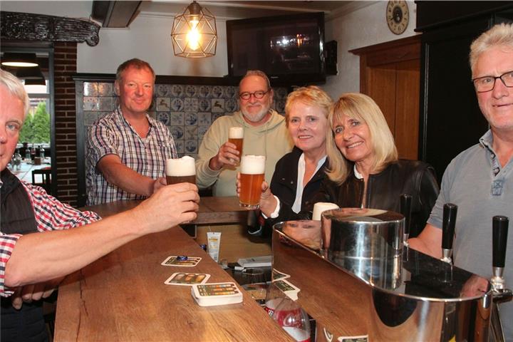 Stießen bei Fork schon mal auf die neue Genossenschaft an (von links): Verpächter Gregor Kremer, Helmut Essink, Heinz-Willi Rieken, Maria Schonnebeck, Silvia Dignass und Vorstandsvorsitzender Johannes Möllers.