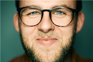 Sven Bensmann bringt den Vennehof zum Lachen. Foto: Marvin Ruppert