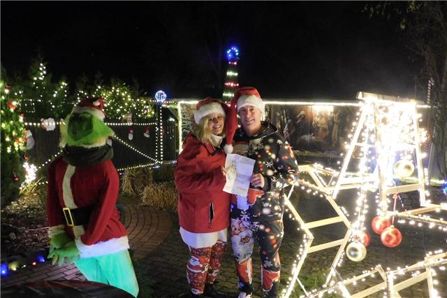 Tanja und Frank Hüning haben ihr Zuhause in ein buntes Weihnachtswunderland verwandelt. Foto: Niermann