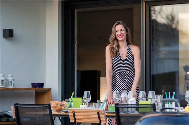 Teller, Besteck oder die Schüssel Salat für den Grillabend eben schnell durchs Fenster reichen? Kein Problem mit einem Dreh- oder Pendelfenster als Insektenschutz. Foto: HLC/Neher