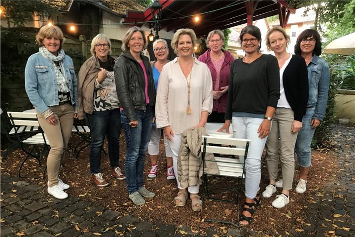 Treffen ohne Gesang: Die Mezzosopranistinnen des Chores Pro C-Dur beim gemütlichen Beisammensein im Biergarten. Fotos: hie