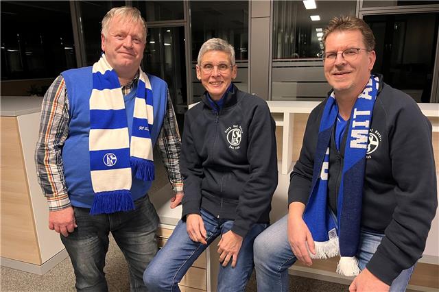 Ulrike Richard (1. Vorsitzende), Robert Blicker (2. Vorsitzender, l.) und Schriftführer Willi Hagedorn vom Schalke-Fanclub „Glück Auf Borken“ freuen sich über Schalkes Herbstmeisterschaft und blicken voller Zuversicht auf die anstehende Bezirksversammlung im Stadtarchiv Borken. Foto: hie