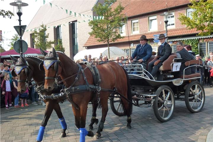 Um 14 Uhr startet der Kutschenkorso unter der Leitung von Frank Soppe.