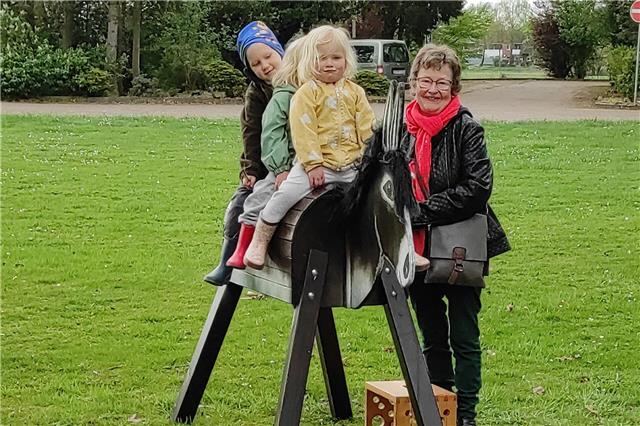 Unter den handgefertigten Dekorationen sorgt der hölzerne Esel „Christoph“ für Begeisterung.