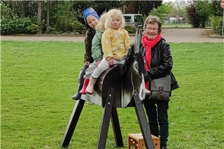 Unter den handgefertigten Dekorationen sorgt der hölzerne Esel „Christoph“ für Begeisterung.