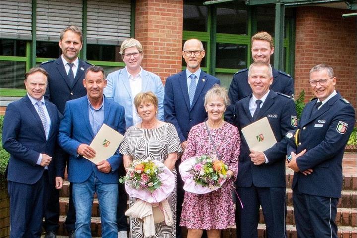 Untere Reihe v.l.n.r.: Landrat Dr. Kai Zwicker, Olaf Wanscheid, Jacqueline Wanscheid, Sabine Lütjann, Manfred Lütjann, Leitender Polizeidirektor Paul Albers, Abteilungsleiter Polizei Obere Reihe v.l.n.r.: Matthias Butzki, Personalrat, Kriminaldirektorin Corinna Dimmers Janning, Leiterin der Direktion Kriminalität, Kreisverwaltungsdirektor Markus Willing, Leiter der Direktion Zentrale Aufgaben, Polizeirat Jan Schlarmann, stellvertretender Leiter der Direktion Gefahrenabwehr/Einsatz.